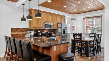 Kylskåp, mikrovågsugn, ugn och spishäll