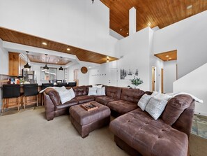 Smart-TV, Kamin, Tischfußball