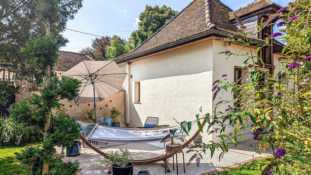 A house with a garden, a hammock, and a table with chairs. - La Laverie (Dosches)
