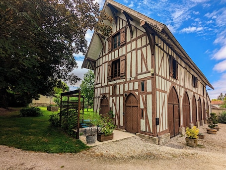 Exterior. La Maison T&M: The stable