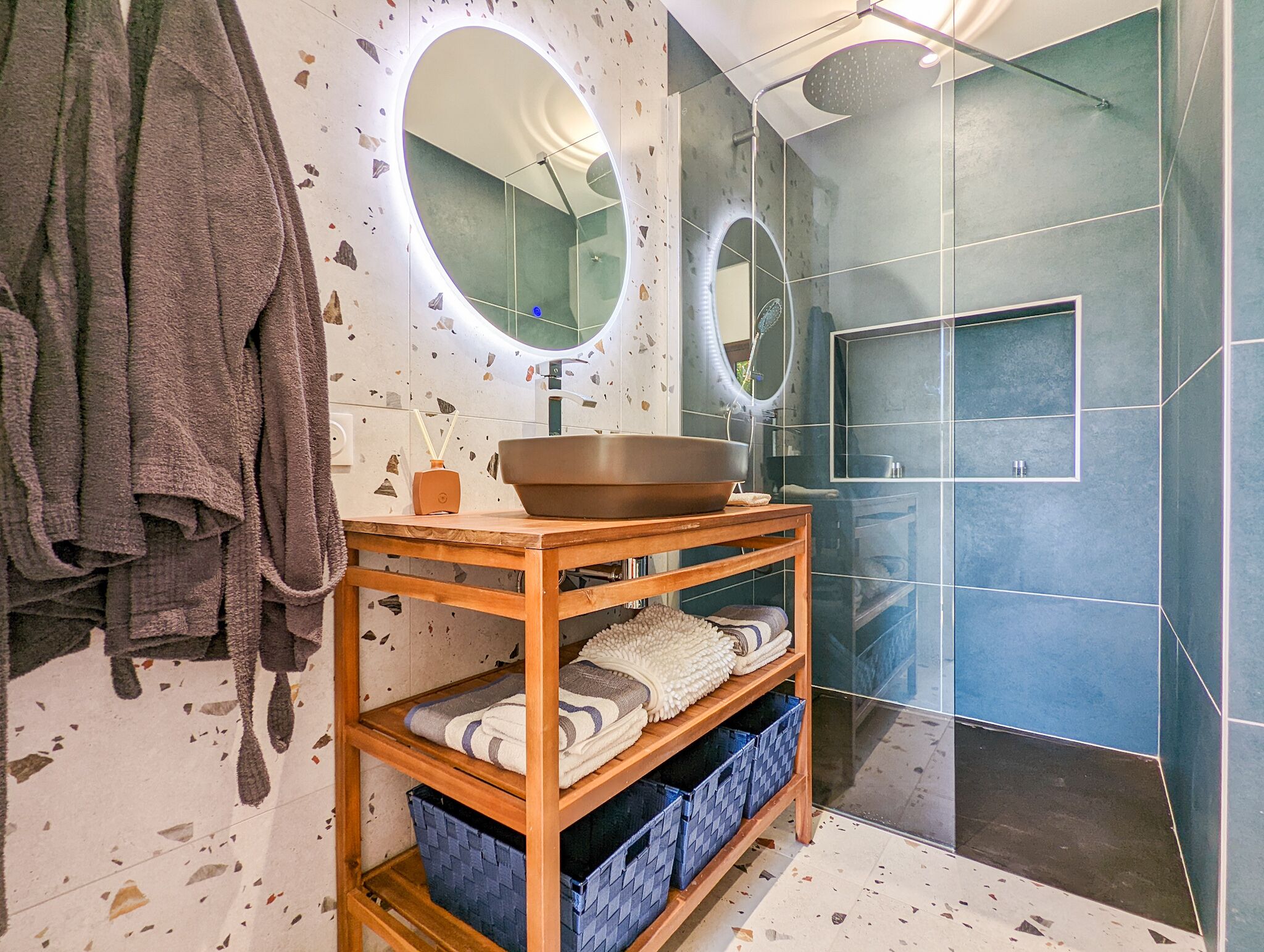 Dusche, Haartrockner, Handtücher, Seife