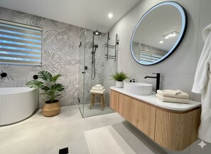 Shower, hair dryer, towels, soap - Sunny Lakeview Lodge- Perfect for Family & Friends (Bonnells Bay)