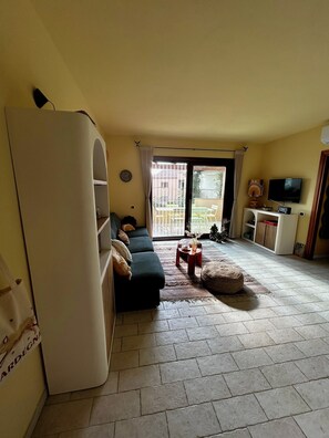 Smart TV, libros, estéreo