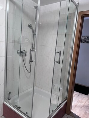 Douche, séchoir à cheveux, serviettes fournies, savon