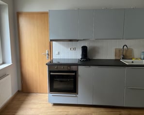Fridge, stovetop, dishwasher, coffee/tea maker - Beautiful apartment on the ground floor, best city center location near the market square, with own parking space (Stendal)