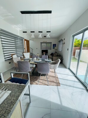 别墅, 露台 | 起居区 | 50-英寸智能电视 （配备数码频道）、流媒体服务