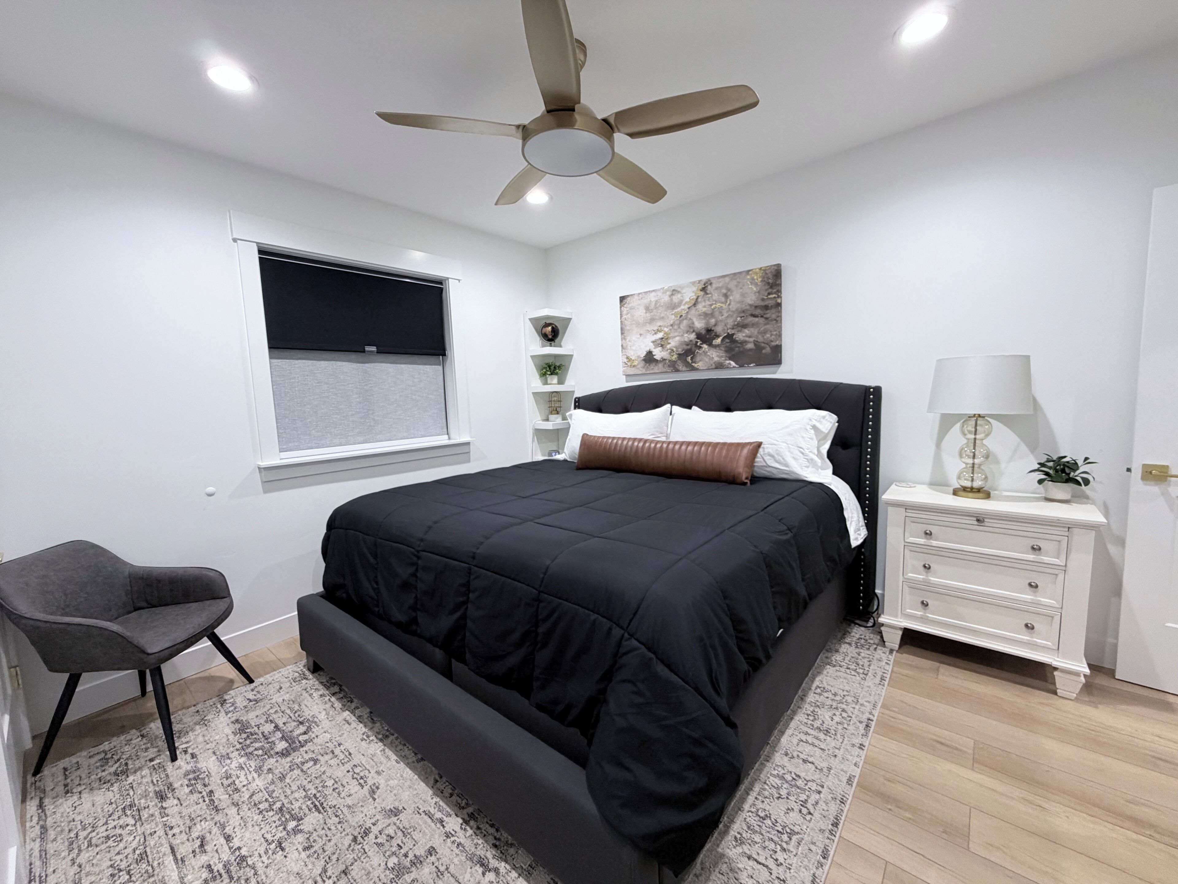 2 bedrooms, desk, iron/ironing board, travel crib