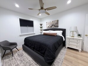 2 chambres, bureau, fer et planche à repasser, lit parapluie