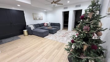 TV connectée, jeux vidéo, baby-foot, table de tennis de table