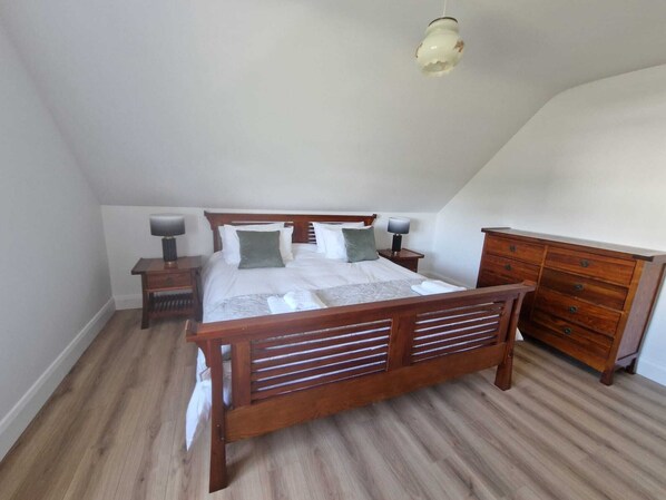 4 bedrooms, iron/ironing board, free WiFi, bed sheets
