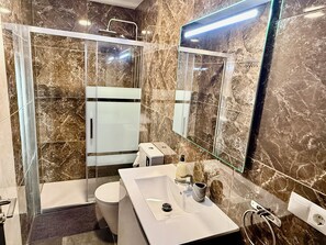 Hair dryer, towels, soap, toilet paper - Casa del Mediterraneo Apartment in the Old Town of Benidorm (Benidorm)