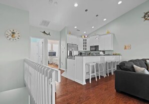 TV - Waterfront 3-bedroom Home in Surf City (Surf City)