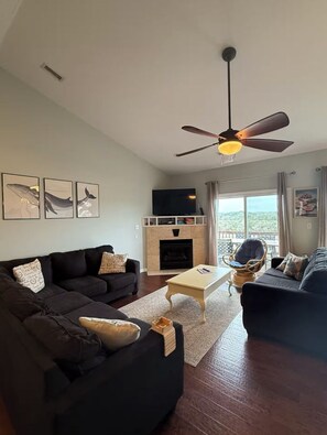 TV - Waterfront 3-bedroom Home in Surf City (Surf City)