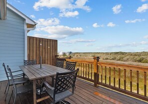 Outdoor dining - Waterfront 3-bedroom Home in Surf City (Surf City)
