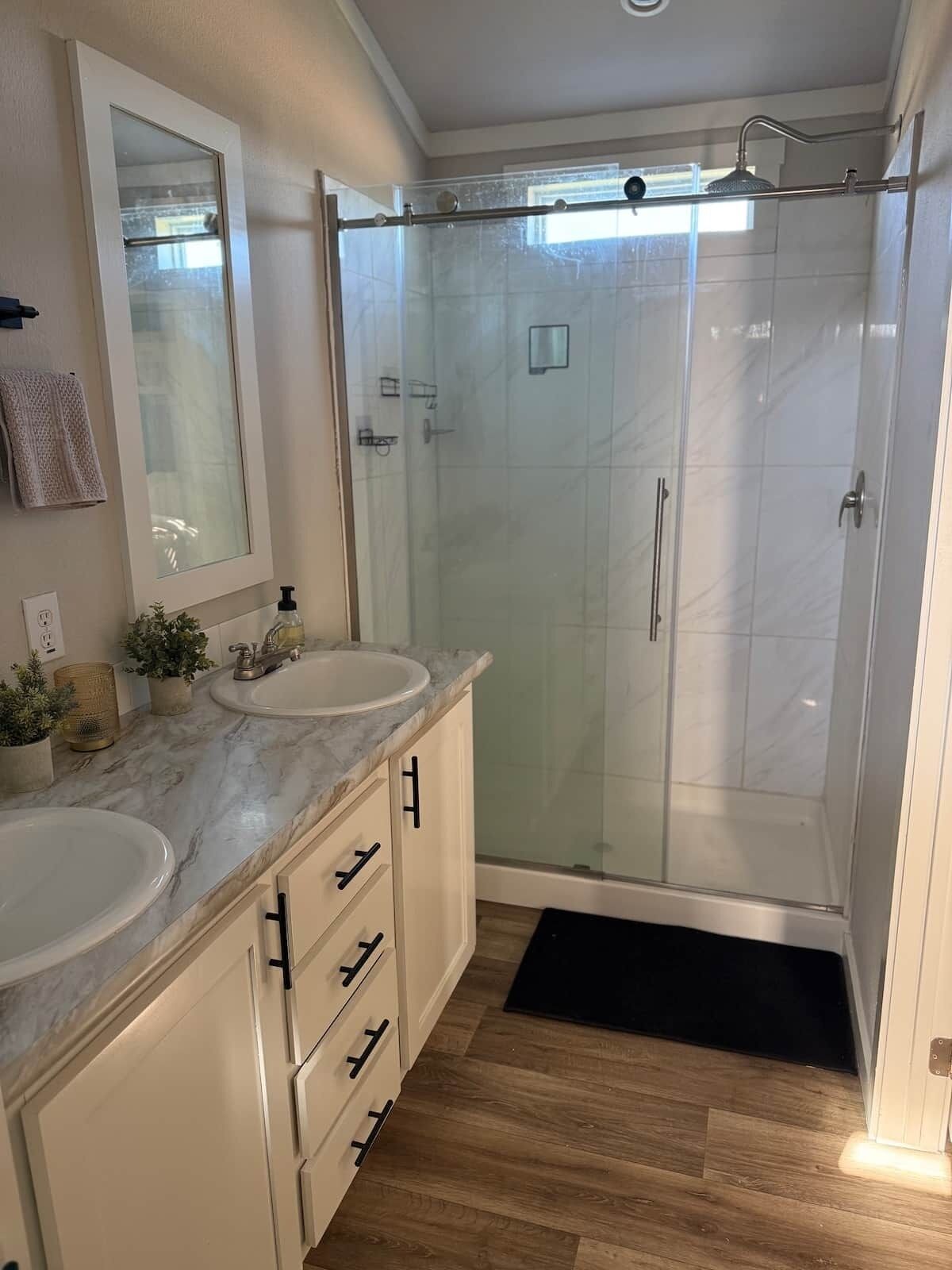 Dusche, Haartrockner, Handtücher, Toilettenpapier