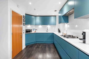 Réfrigérateur, micro-ondes, four, lave-vaisselle