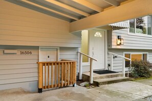 Exterior detail - Burien MidCentury Lux | 6 Beds | 2 Mins to Airport (Burien)