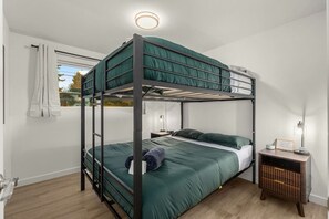 Bügeleisen/Bügelbrett, Reisekinderbett, WLAN