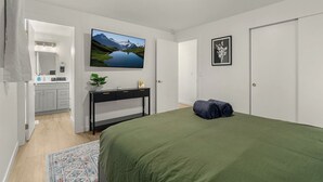 Unclassified image, 3 of 29, button - Burien MidCentury Lux | 6 Beds | 2 Mins to Airport (Burien)