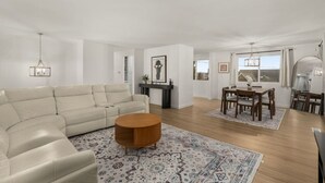 Unclassified image, 5 of 29, button - Burien MidCentury Lux | 6 Beds | 2 Mins to Airport (Burien)