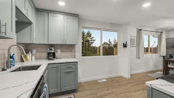 冰箱、微波炉、烤箱、炉灶