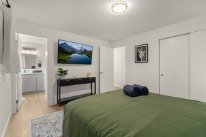Iron/ironing board, travel cot, WiFi, bed sheets - Burien Luxury 3BR Apartment | 4BD, Sleeps 8 | Pet+ (Burien)