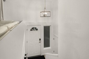 Interior - Burien Luxury 3BR Apartment | 4BD, Sleeps 8 | Pet+ (Burien)