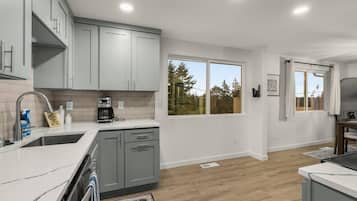 冰箱、微波炉、烤箱、炉灶