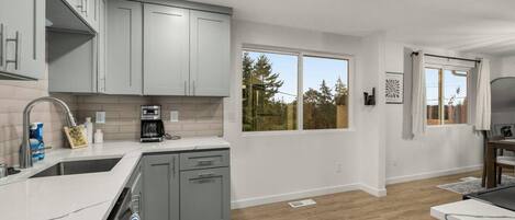 Réfrigérateur, four à micro-ondes, un four, surface de cuisson