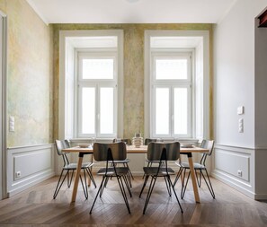 Appartement, vue sur la ville | Repas dans la chambre