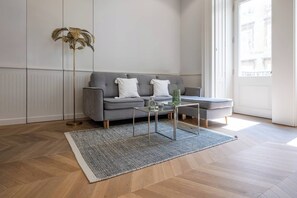 Lägenhet - balkong - utsikt mot staden | Vardagsrum | 50-centimeters tv med kabelkanaler