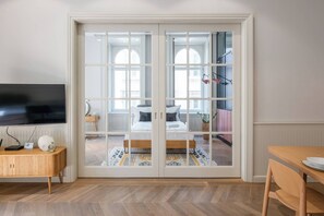 Appartement, balcon, vue sur la ville | Coffre-fort, accès au Wi-Fi (inclus), literie fournie