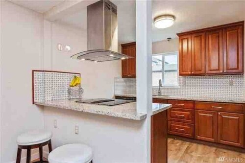 Townhouse walking distance to airport and train!