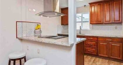 Townhouse walking distance to airport and train!