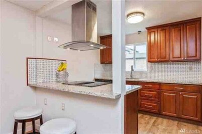Townhouse walking distance to airport and train!