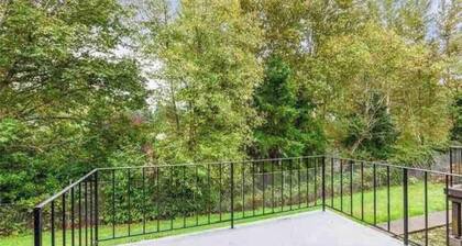 Townhouse walking distance to airport and train!