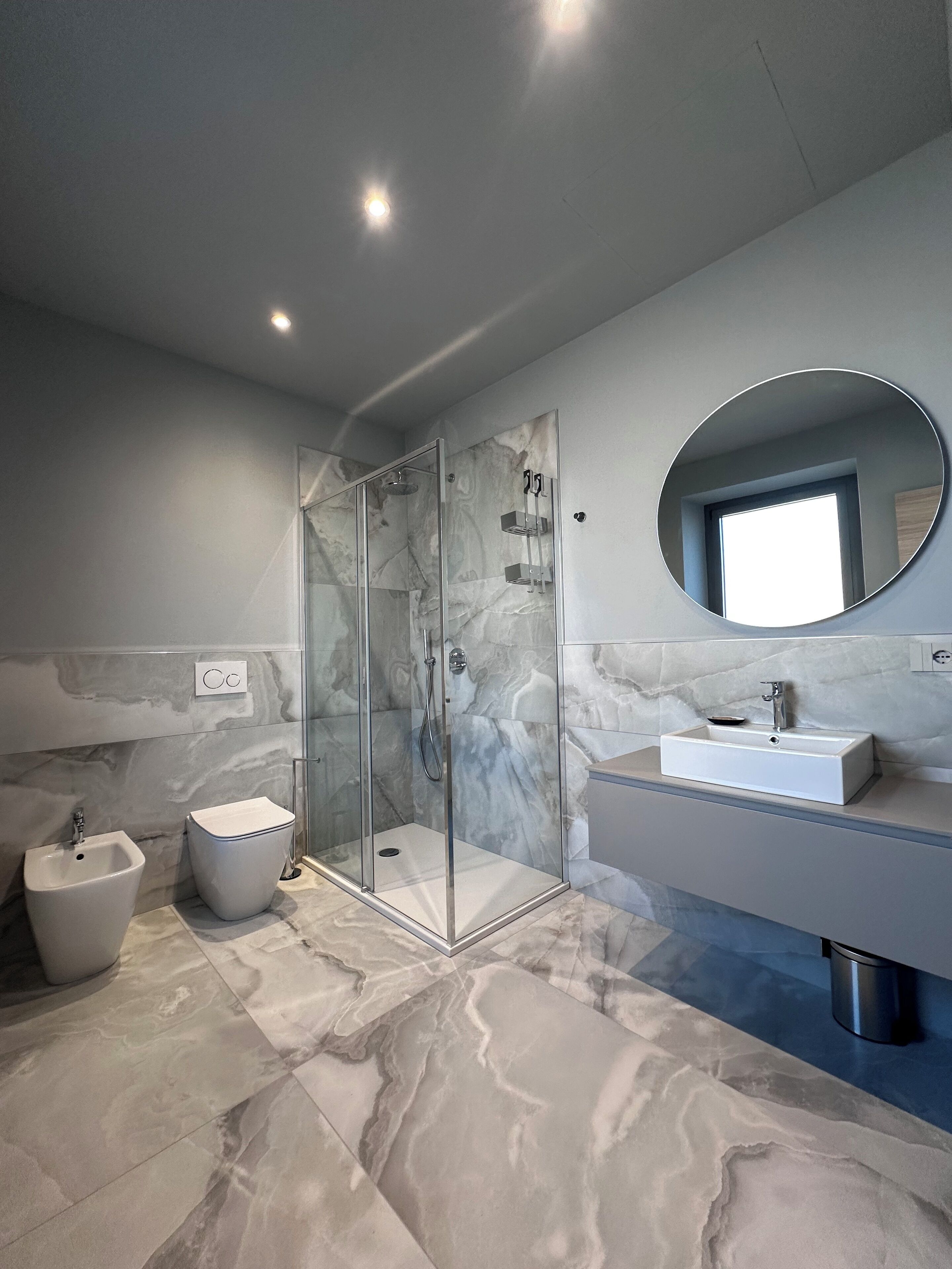 Dusche, Haartrockner, Bidet, Handtücher