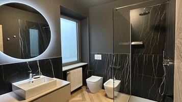 Dusche, Haartrockner, Bidet, Handtücher