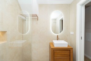 Hair dryer, towels, soap, toilet paper - Stunning apartment in Campo de Ourique (Lisboa)