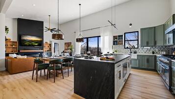 Réfrigérateur, micro-ondes, four, plaque de cuisson