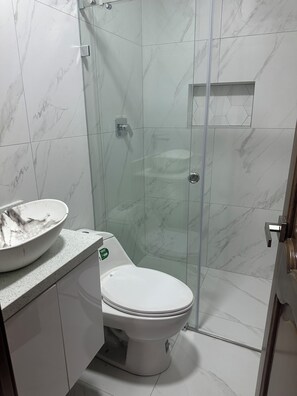 Towels, soap, toilet paper - Aero Terminal. Complete apartment very close to the airport and terminal. (Cuenca)