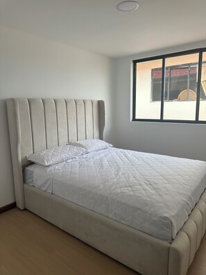 Free WiFi, bed sheets - Aero Terminal. Complete apartment very close to the airport and terminal. (Cuenca)