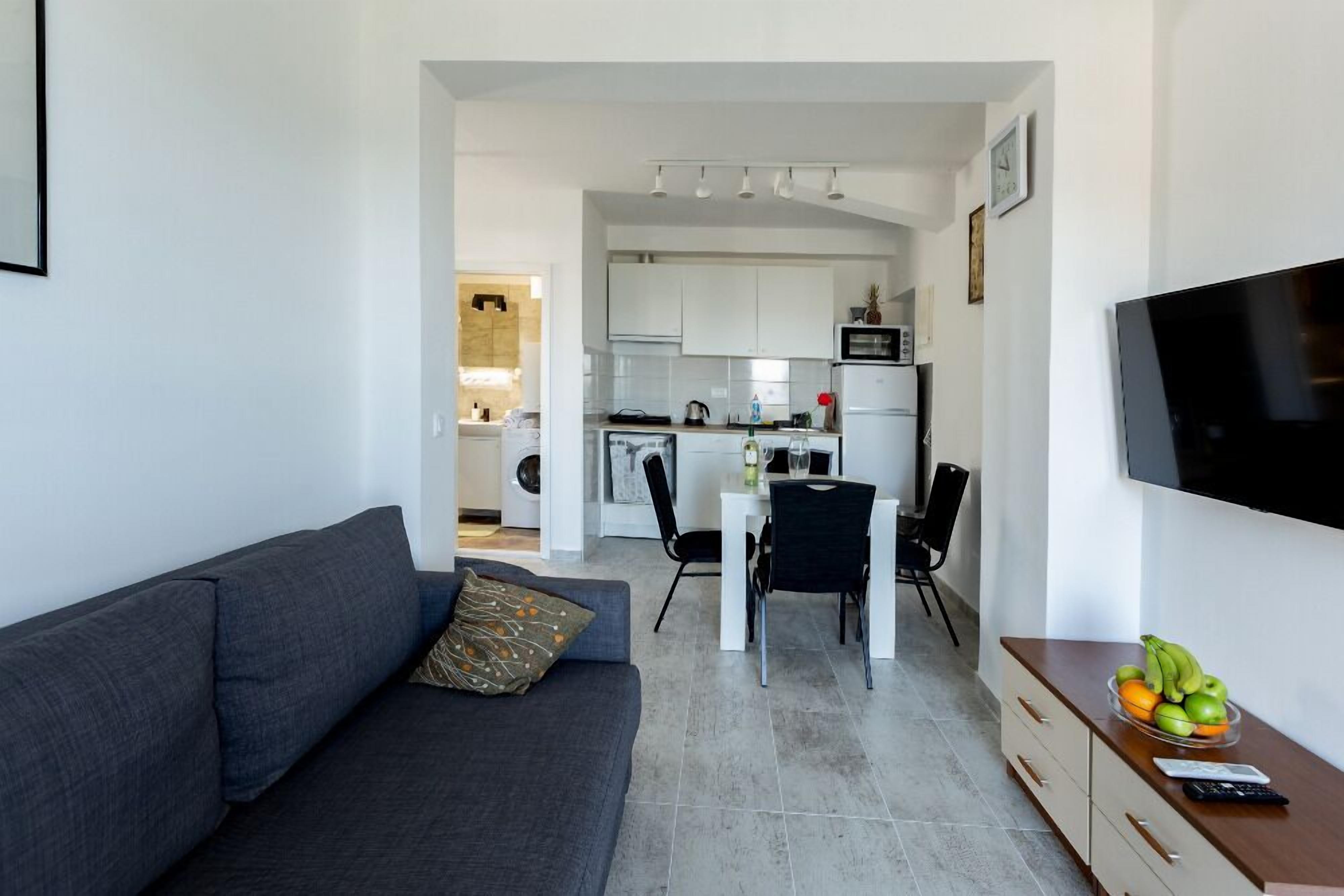 Apartment, Balkon, Meerblick | Wohnbereich | Flachbildfernseher