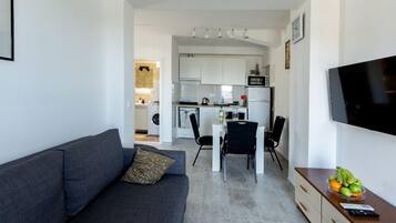Apartment, Balkon, Meerblick | Wohnbereich | Flachbildfernseher