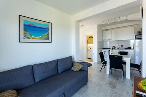 Departamento, balcón, vista al mar | Área de sala de estar