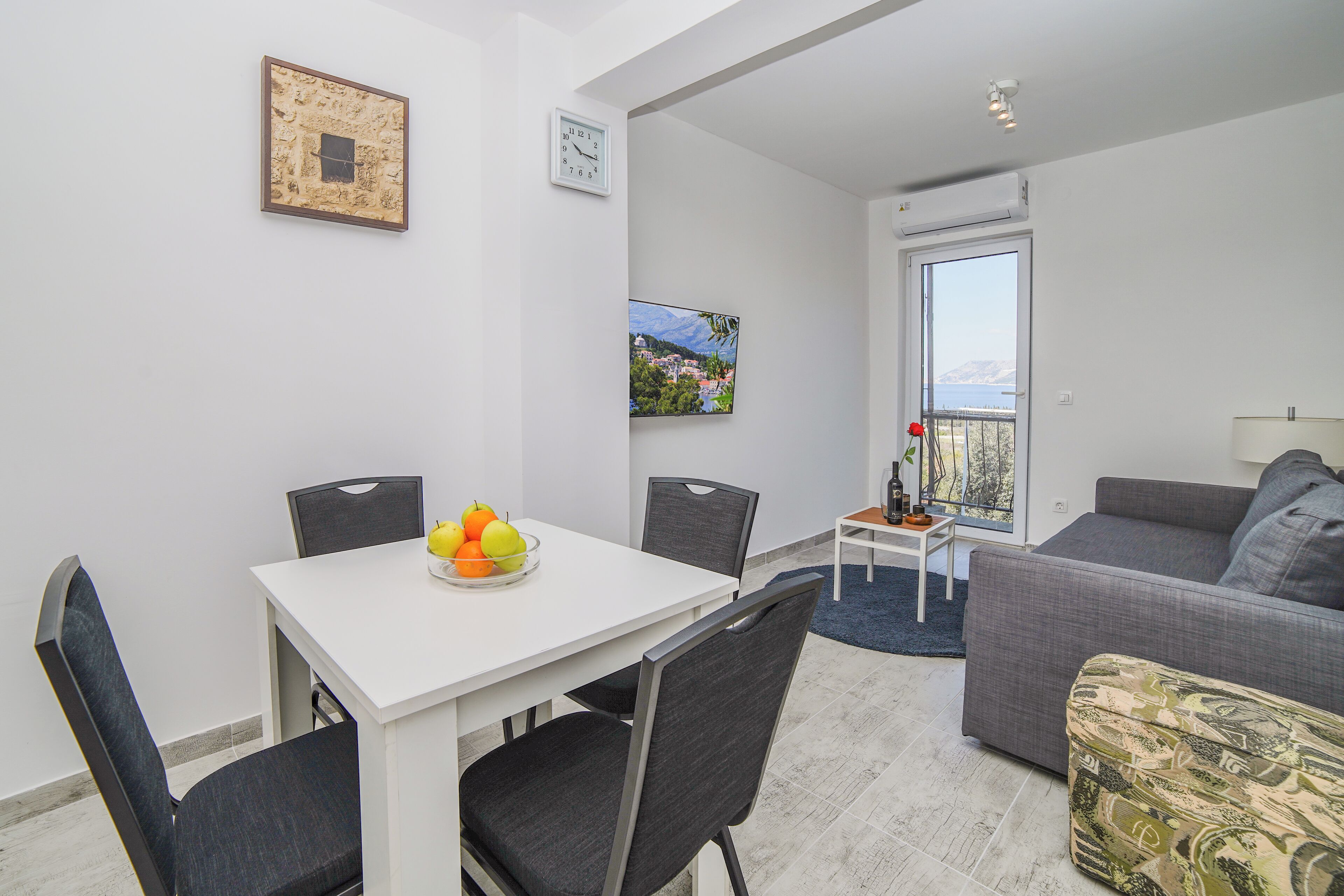 Appartamento, balcone, vista mare | Area soggiorno | TV a schermo piatto