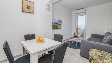 Appartamento, balcone, vista mare | Area soggiorno | TV a schermo piatto