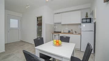 شقة - بشرفة - بمنظر للبحر | مطبخ خاص | مائدة طعام