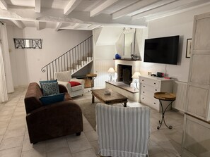 TV, fireplace, video games, books - Charentaise cottage - private swimming pool (Saint-Palais-du-Né)