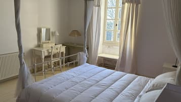 3 bedrooms, iron/ironing board, travel cot, free WiFi